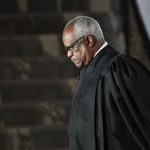 Clarence Thomas fue captado participando en Footsies con los hermanos Koch