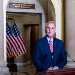 McCarthy está llegando a la extrema derecha y ordena a los comités de la Cámara de Representantes que abran una investigación de juicio político infundada contra Biden.